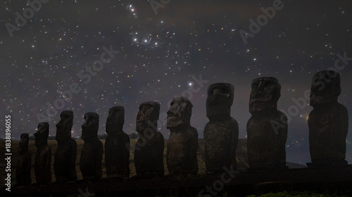 Photos starry sky above the statues of Easter Island