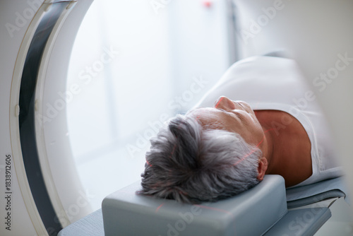Foto Healthcare, mri machine or senior woman in clinic for medical procedure, radiology or ct scan for diagnosis
