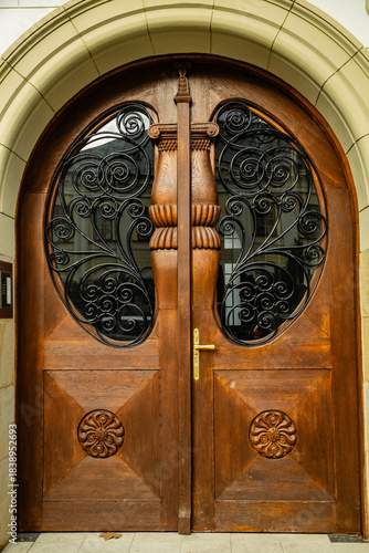 Ozdobne drzwi kamienicy w Rzeszowie. 