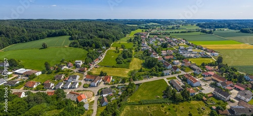 Die Gemeinde Schiltberg im Wittelsbacher Land in Schwaben aus der Vogelperspektive