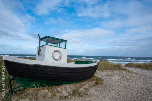 Fototapeta Naklejka Na Ścianę i Meble -  Altes Boot am Strand von Zingst.