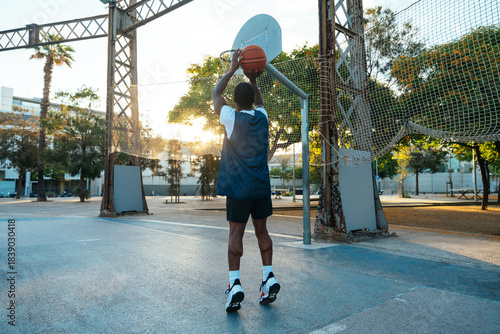 Billede på lærred Young basketball player training at the court