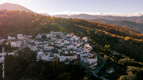 vista al amanecer del municipio de Parauta en la estación del otoño del valle del Genal, Andalucía