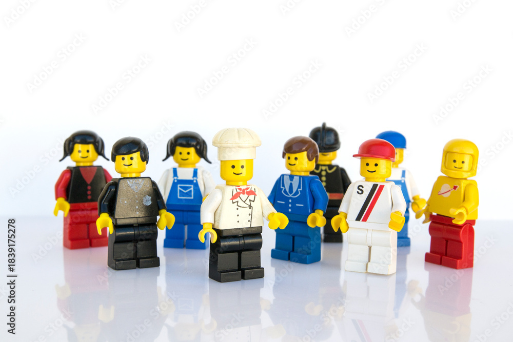 Obraz premium Figuras de profesiones de LEGO oficial. Fondo blanco