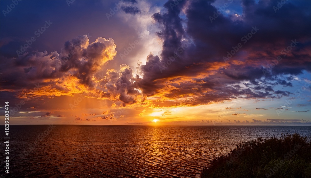 Obraz premium Stunning Sunset With Dramatic Clouds And Vibrant Colors