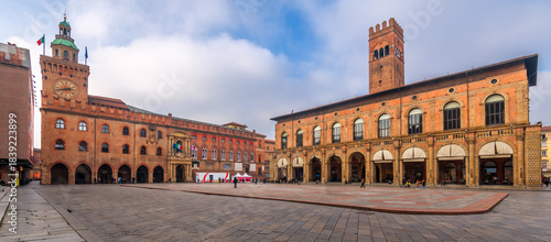 Canvastavla Bologna, Italy at Bologna Cathedral in Piazza Maggiore
