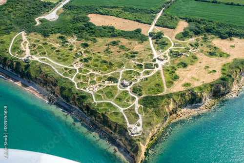 vue aérienne de la Pointe du Hoc en Normandie en France
