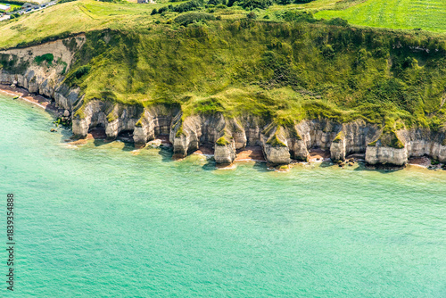 vue aérienne de falaises de la côte normande près de Port-en-Bessin