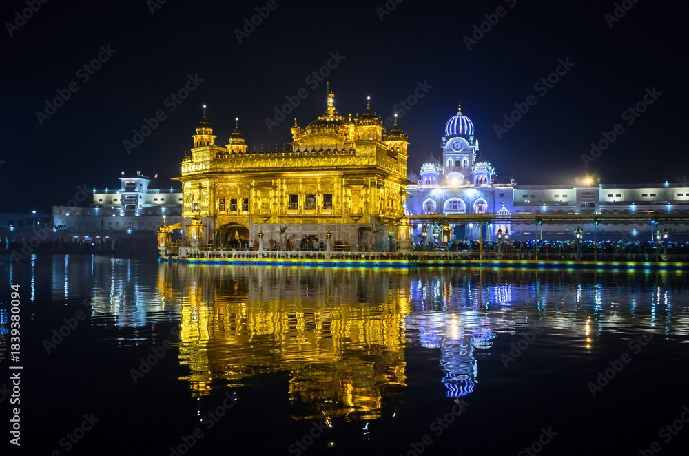 Obraz premium Golden Temple at night in Amritsar, Punjab, India.