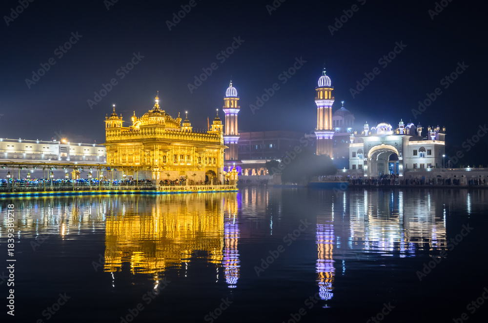 Obraz premium Golden Temple at night in Amritsar, Punjab, India.