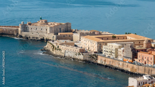 Foto Aerial view of Maniace Castle (in dialect, Castello Maniaci) located on the island of Ortigia, in the historic centre of Syracuse, Sicily, Italy
