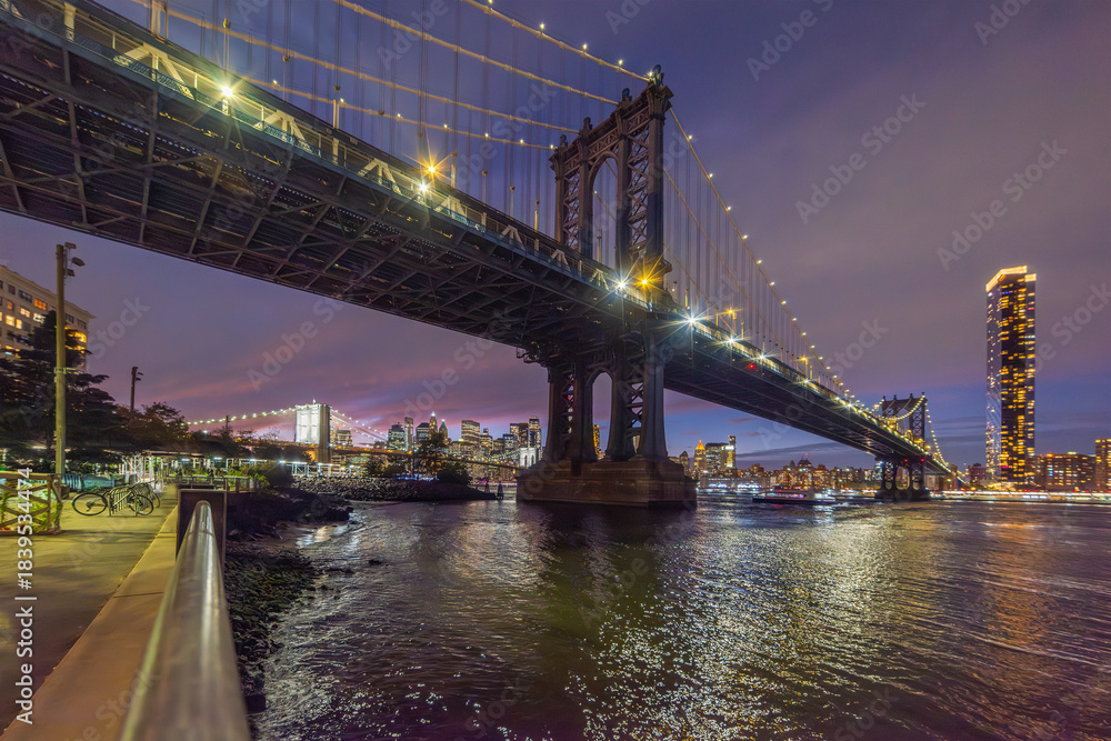Fototapeta premium Manhattan bridge seen from Brooklyn at night under a colorful sky