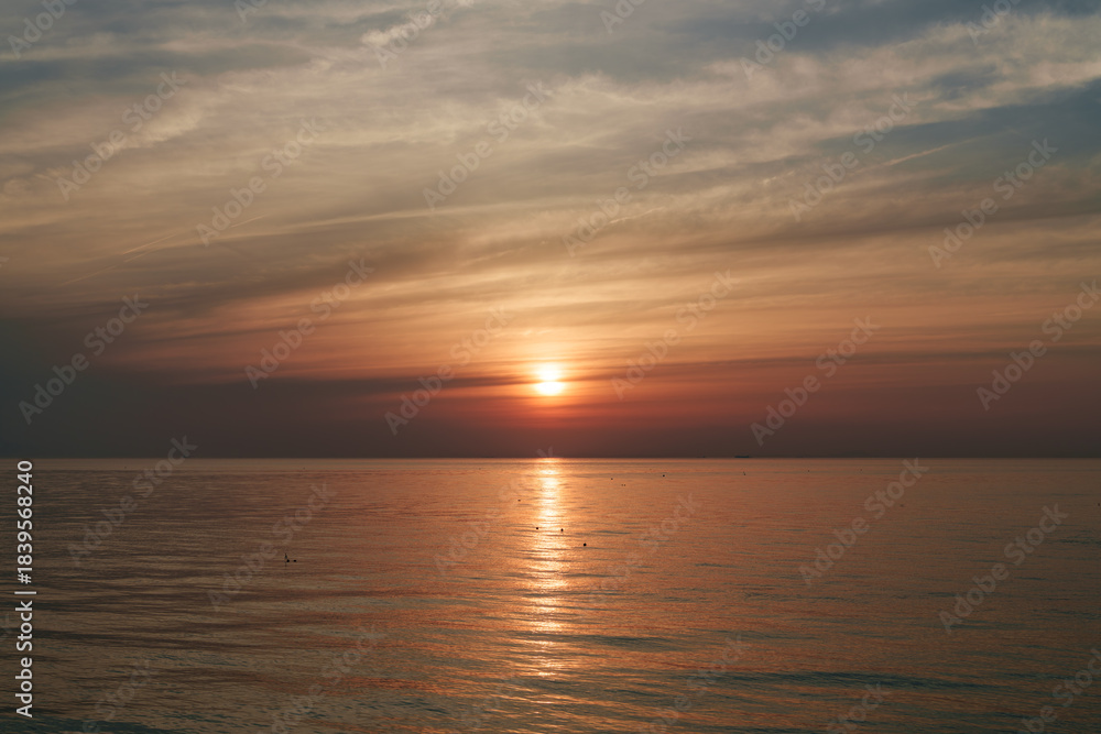 Obraz premium 黄金色に染まる水平線のサンセット風景