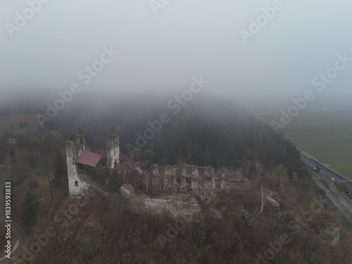 im Nebel versunken, mystische Burgruine Kaiserberg, Steiermark 