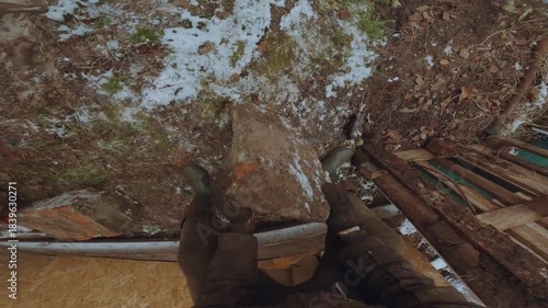Carry cargo, carry bricks with your hands