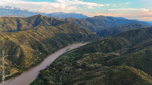 Foto aérea tomada desde un  drone, en la cuenca del Río Cauca, cerca al municipio de Santa Fe de Antioquia