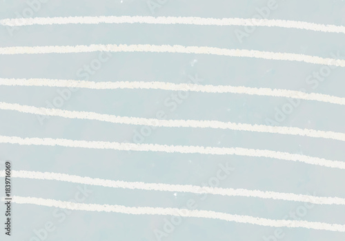 クレヨンタッチのストライプ背景（パステルブルー・水色）