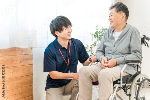 Quadro em tela 車椅子のシニア男性患者と介護士・ケアマネージャーの男性スタッフ（認知症・リハビリ）
