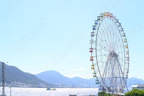 海辺に立つ巨大な虹色の観覧車