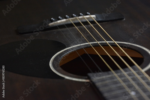 Konstfotografi A close-up image of guitar strings against a black background
