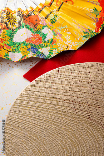 扇と和風の敷物のイメージ