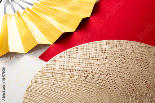 扇と和風の敷物のイメージ