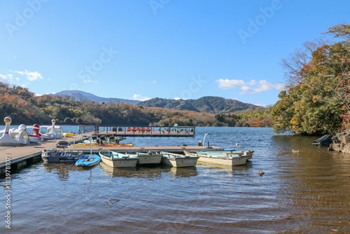 伊豆 一碧湖の秋。大池、ボート乗り場。