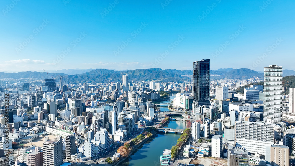 Naklejka premium 都市と青空の風景ドローン空撮