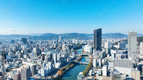 都市と青空の風景ドローン空撮