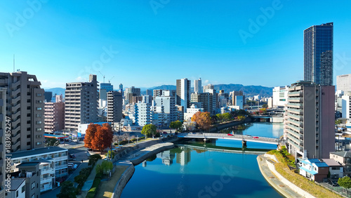 都市と青空の風景ドローン空撮