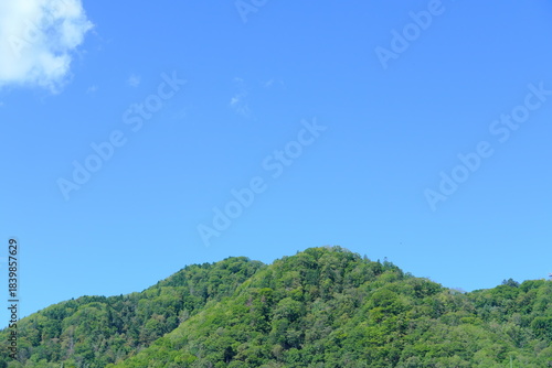 夏の青空と定山渓の稜線