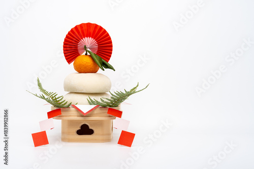 “鏡餅“(本物のお餅)を左側に配置した写真　白背景　低い三宝(台座)あり	