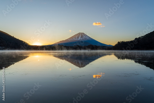 精進湖 湖畔から湖面に映る富士山と朝日