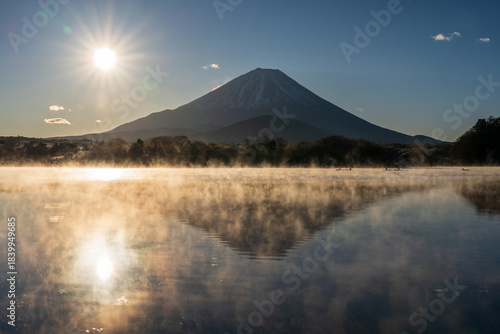精進湖 湖畔から湖面に映る富士山と朝日