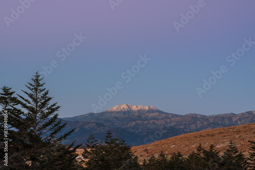 霧ヶ峰高原から夜明けの御嶽山を染めるビーナスベルトとモルゲンロート