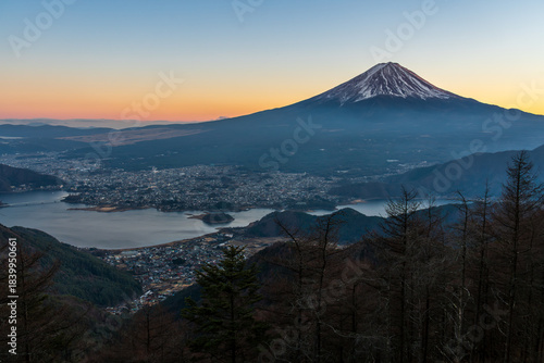 冬の新道峠から夕暮れ時の富士山
