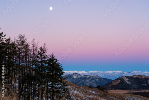 霧ケ峰高原車山湿原遊歩道から北アルプスビーナスベルトとモルゲンロート