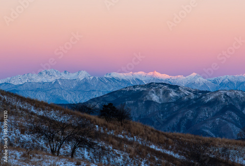 霧ケ峰高原車山湿原遊歩道から北アルプスビーナスベルトとモルゲンロート