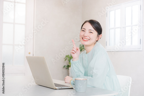 Quadro su tela 自宅やカフェでパソコンをする笑顔のかわいい女性　　　指差しでポイントのポーズ