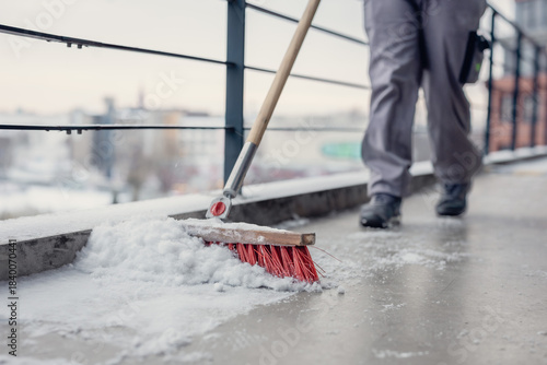 Winterdienst streut nach Schneefall