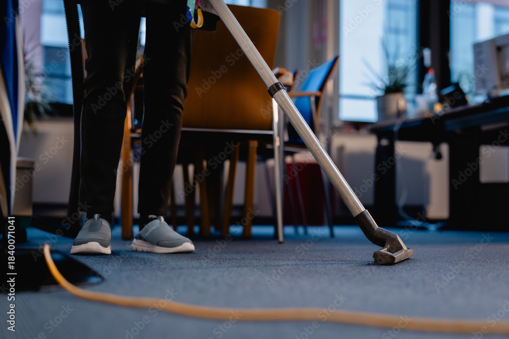 Obraz premium Putzkraft saugt das Büro