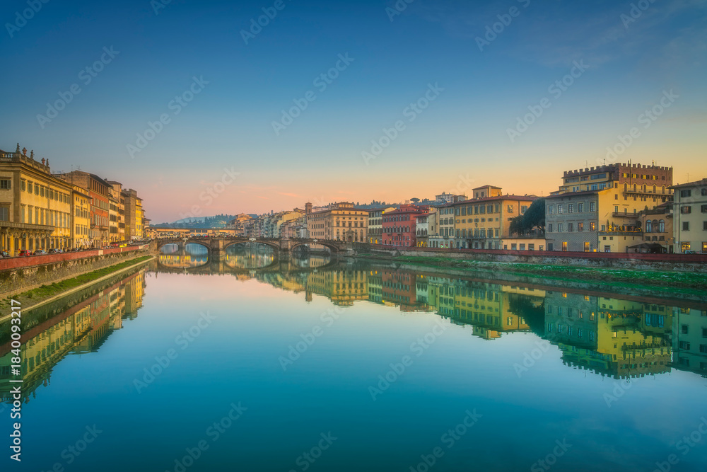 Fototapeta premium Arno River View in Florence at Dusk with Ponte Vecchio and Santa Trinita Bridges