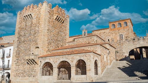 Torre fortificada y almenada de Bujaco del siglo XII en la plaza mayor de Cáceres, España