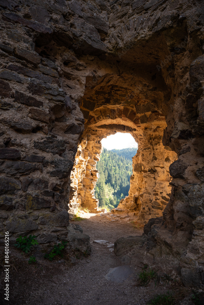Fototapeta premium Depuis l'intérieur du chateau fort médiéval d'Alleuze 