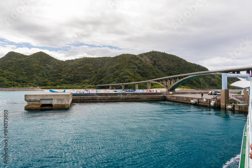 Wallpaper Mural 座間味諸島の阿嘉島に到着。
阿嘉港と阿嘉大橋、慶留間島、座間味島が見える。
慶留間島はＷＷ2で米軍が最初に上陸した場所。
阿嘉港阿嘉島
クイーンざまみ3号に乗船した。
慶良間諸島の座間味島等へゆく高速ジェットフェリー。
沖縄県島尻郡慶良間諸島2025
 Torontodigital.ca