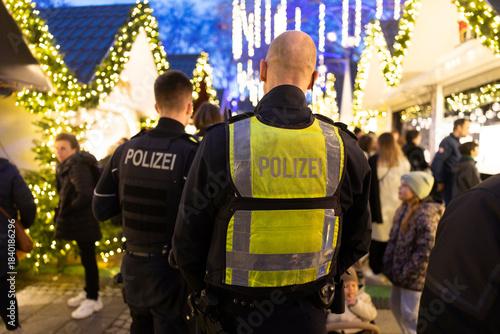 Polizei auf einem Weihnachtsmarkt