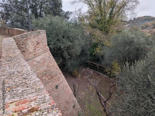 Mura di cinta dell'antico borgo medievale di Serrungarina nelle Marche in Italia