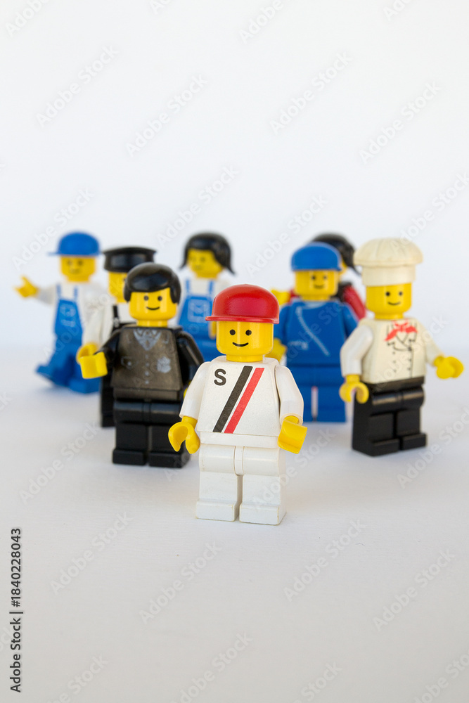 Obraz premium Figuras de LEGO oficial de profesiones, oficios Fondo blanco