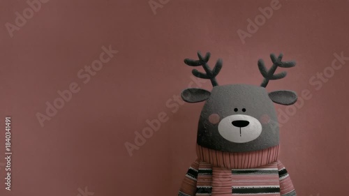 Weihnachtshintergrund - Rentier, das überrascht nach links und rechts schaut