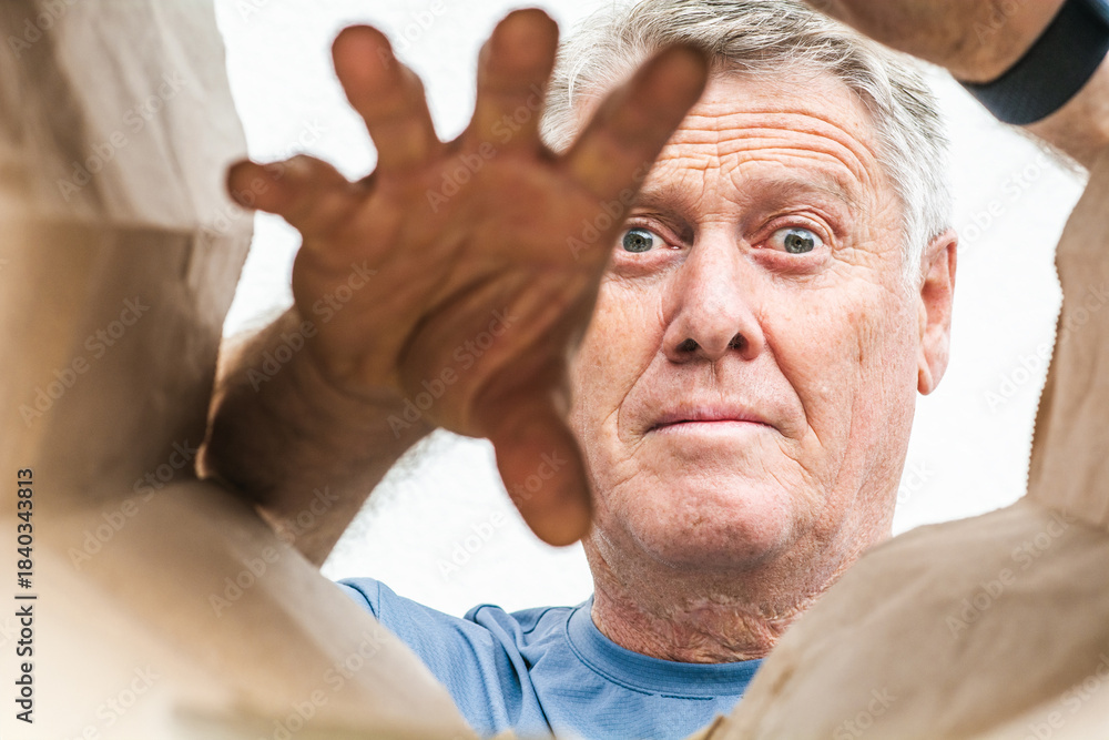 Obraz premium Griff in die Einkaufstasche